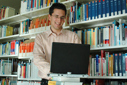 Gutes Ergebnis bei virtuellen Besuchen Mann mit Notebook vor Bücherregal