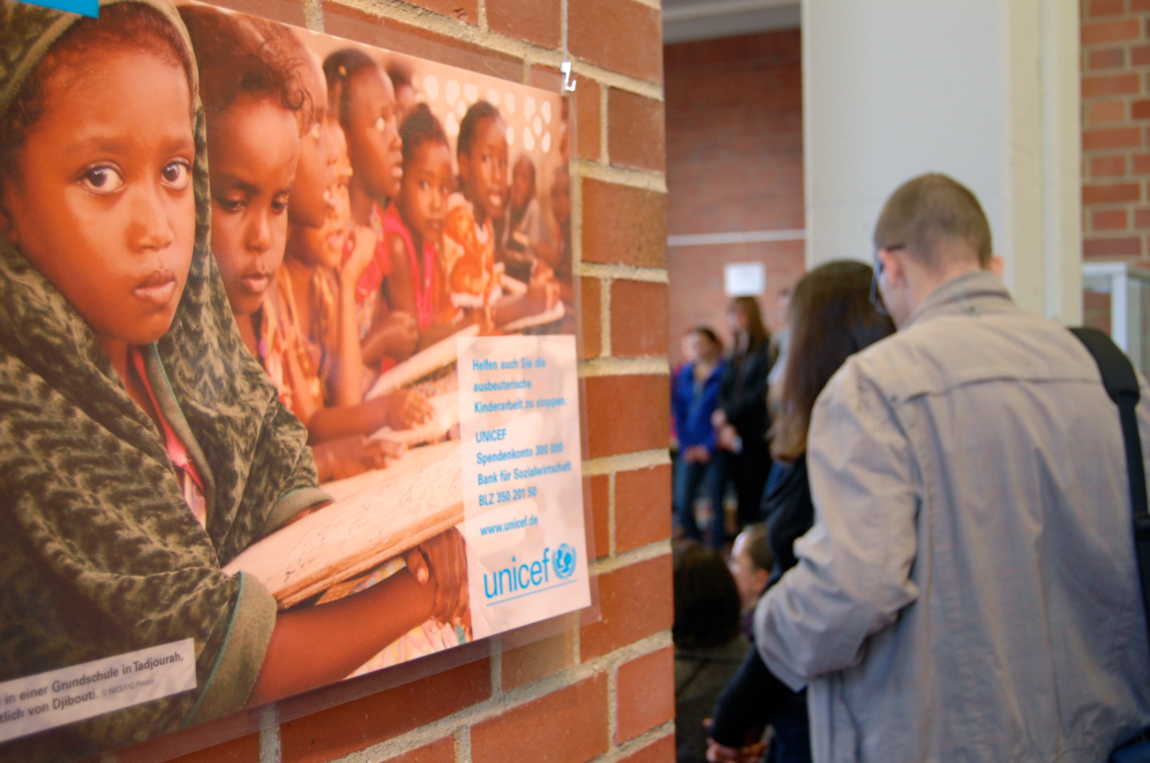 Blick in die Ausstellung der UNICEF-Hochschulgruppe in der UB Bayreuth Ausstellung der UNICEF-Hochschulgruppe in der UB Bayreuth