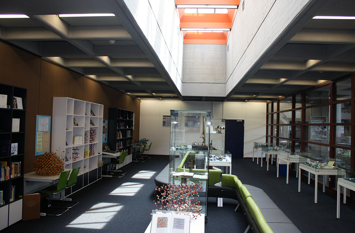 Ausstellung "Kristalle und Symmetrien" Ausstellungsraum Universitätsbibliothek Regensburg