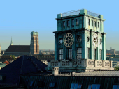 Uhrenturm der TUM Uhrenturm der TU München vor dem Panorama der Münchner Frauenkirche