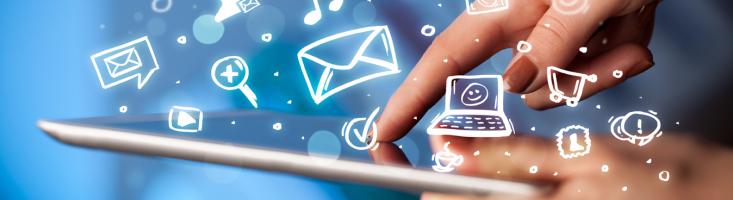 Tablet mit Hand und Social-Media-Piktogrammen