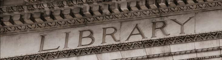 Bibliotheksfassade Fassade eines klassizistischen Bibliotheksgebäudes