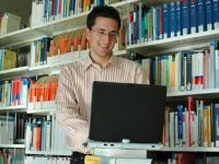 Gutes Ergebnis bei virtuellen Besuchen Mann mit Notebook vor Bücherregal