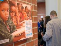 Blick in die Ausstellung der UNICEF-Hochschulgruppe in der UB Bayreuth Ausstellung der UNICEF-Hochschulgruppe in der UB Bayreuth