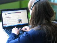 Recherche auf den Webseiten des Historischen Werbefunkarchivs Frau mit Kopfhörer und Laptop
