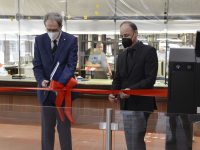 Durchschneiden des roten Bandes zum offiziellen Start der RFID-Ausleihe