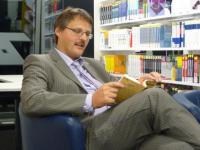 Bibliotheksdirektor Dr. Fabian Franke bei der Lesenacht