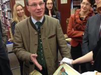 Staatssekretär Bernd Sibler zeigt sich beeindruckt vom Fuldaer Evangeliar, einer Handschrift des 9. Jahrhunderts Staatssekretär Bernd Sibler besucht Universitätsbibliothek Würzburg