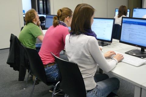 Benutzerinnen und Benutzer bei der Recherche