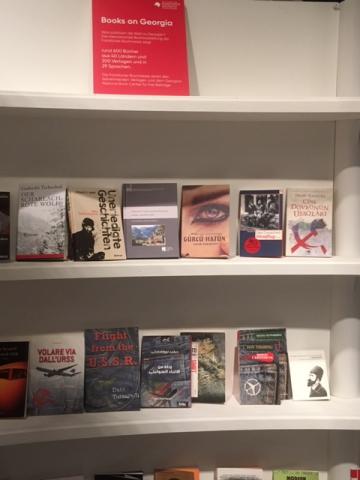 Ein UBP-Buch im georgischen Pavillon auf der Frankfurter Buchmesse 2018 Ein UBP-Buch im georgischen Pavillon auf der Frankfurter Buchmesse 2018