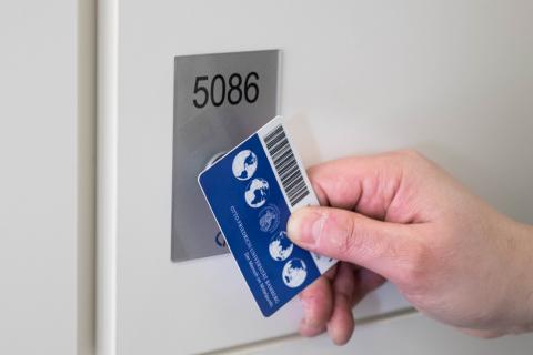 Ein Schließfach wird mit Chipkarte geöffnet Ein Schließfach wird mit Chipkarte geöffnet