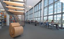Lesesaal der Teilbibliothek Maschinenwesen mit Holzskulptur