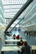 Magistrale im Fakultätsgebäude Mathematik und Informatik mit Parabel-Rutsche