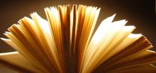 aufgeblättertes Buch im Gegenlicht