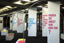 Ausstellungsbanner und Sitzflächen