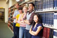 Studierende vor einem Bücherregal