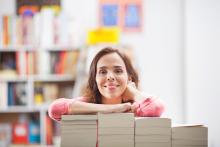 Bibliothekarin mit Büchern