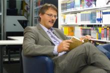 Bibliotheksdirektor Dr. Fabian Franke bei der Lesenacht