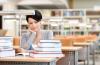 Junge Frau sitzt in der Bibliothek und lernt.