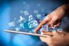 Tablet mit Hand und Social-Media-Piktogrammen