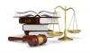 Richterhammer, Waage und Gesetzbücher